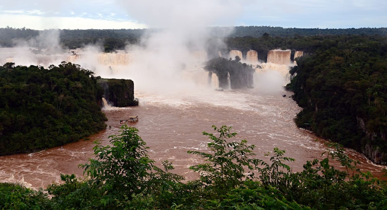 Cataratas: com vazão seis vezes acima, Argentina interrompe visitas