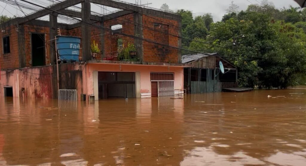 Residência e comércio atingidos pela cheia no Paraguai.