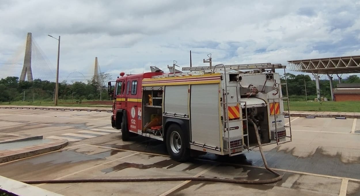 Ponte da Integração: bombeiros controlam princípio de incêndio na aduana