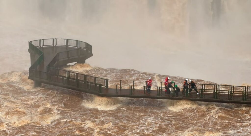 Retirada das grades da passarela da Garganta do Diabo nas Cataratas do Iguaçu.