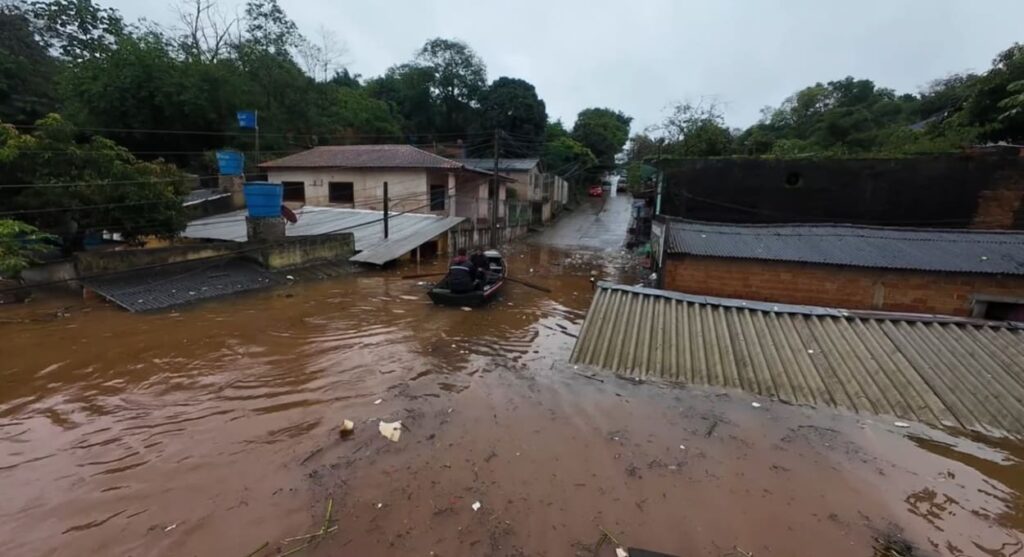 Impactos da cheia do Rio Paraná em Ciudad del Este, no Paraguai.