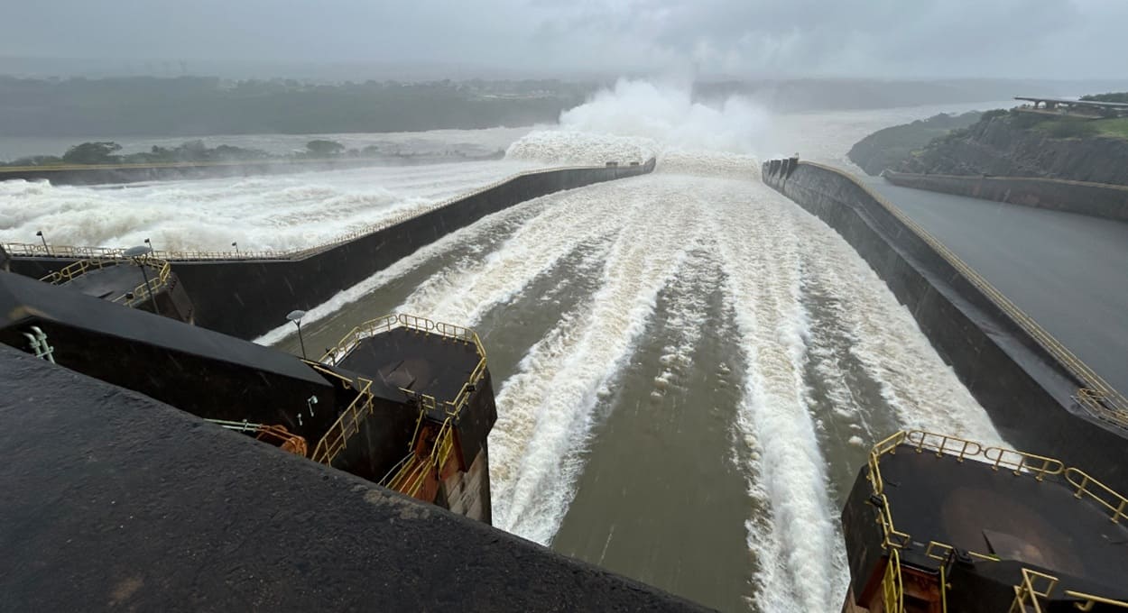 Vertedouro de Itaipu segue aberto para escoar o excedente