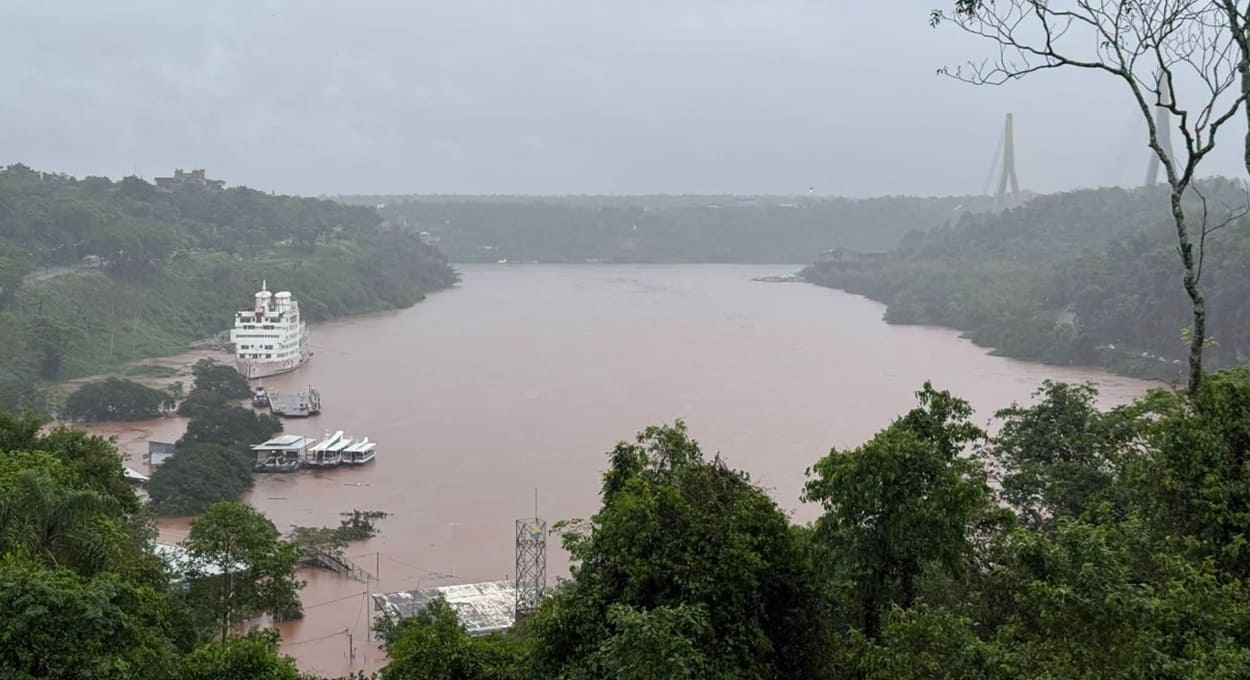 Cheia nos rios Iguaçu e Paraná diminui, mas balsa segue suspensa