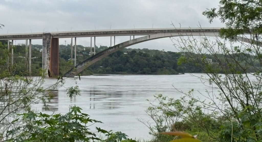 Cheia do Rio Paraná cobriu a base do arco da Ponte da Amizade entre Foz do Iguaçu e Ciudad del Este.