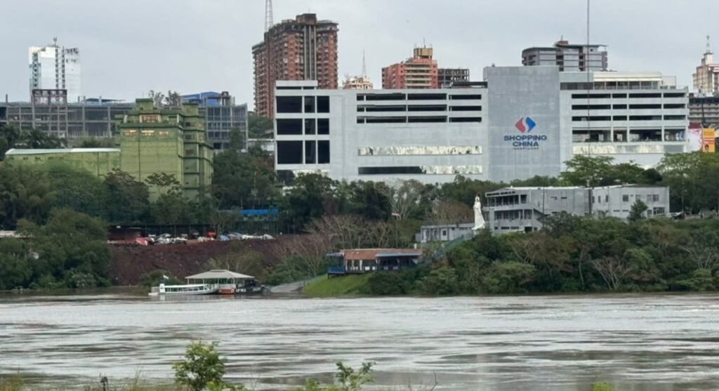 Margem paraguaia do Rio Paraná, logo abaixo da Ponte da Amizade.