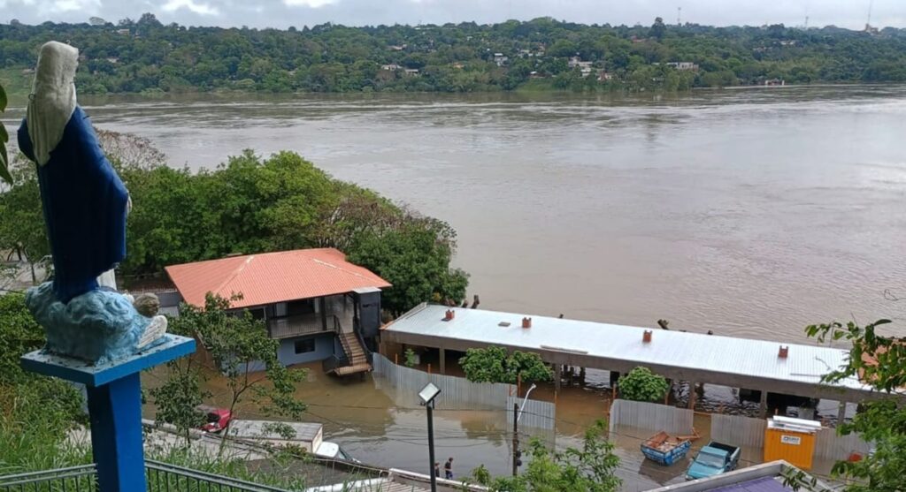 Cheia na margem brasileira do Rio Paraná, em Foz do Iguaçu.