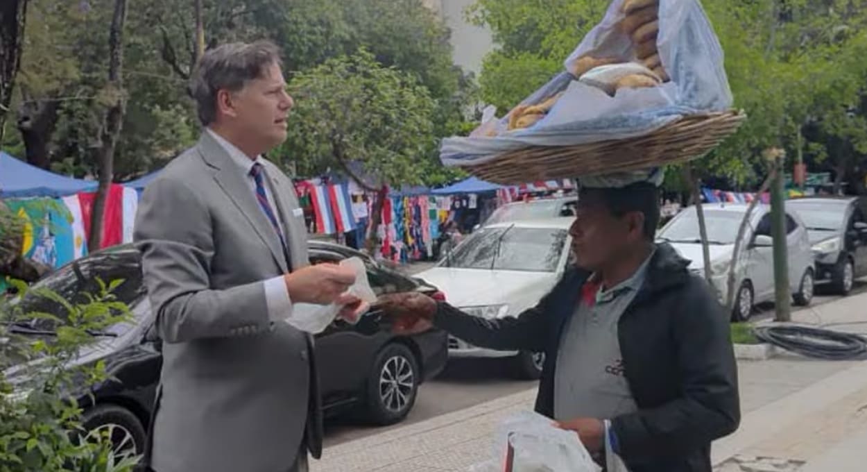 Paraguai: vice-secretário dos EUA faz pausa para comprar chipa