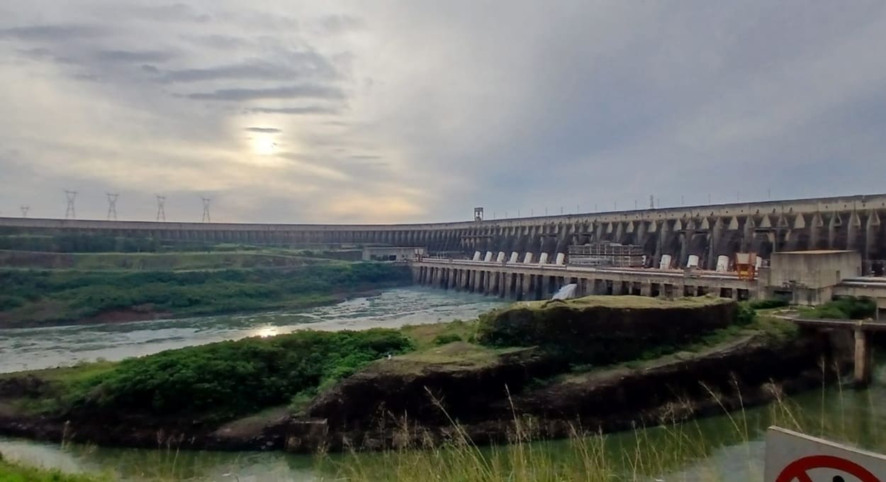 Trump quer energia de Itaipu para empresas de IA no Paraguai