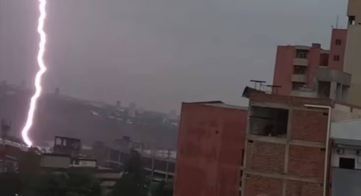 Vídeo mostra queda de raio perto da Ponte da Amizade — assista