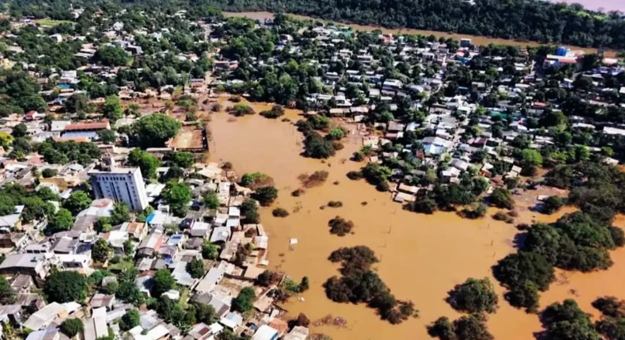 Mutirão remove toneladas de lixo em áreas alagadas no Paraguai