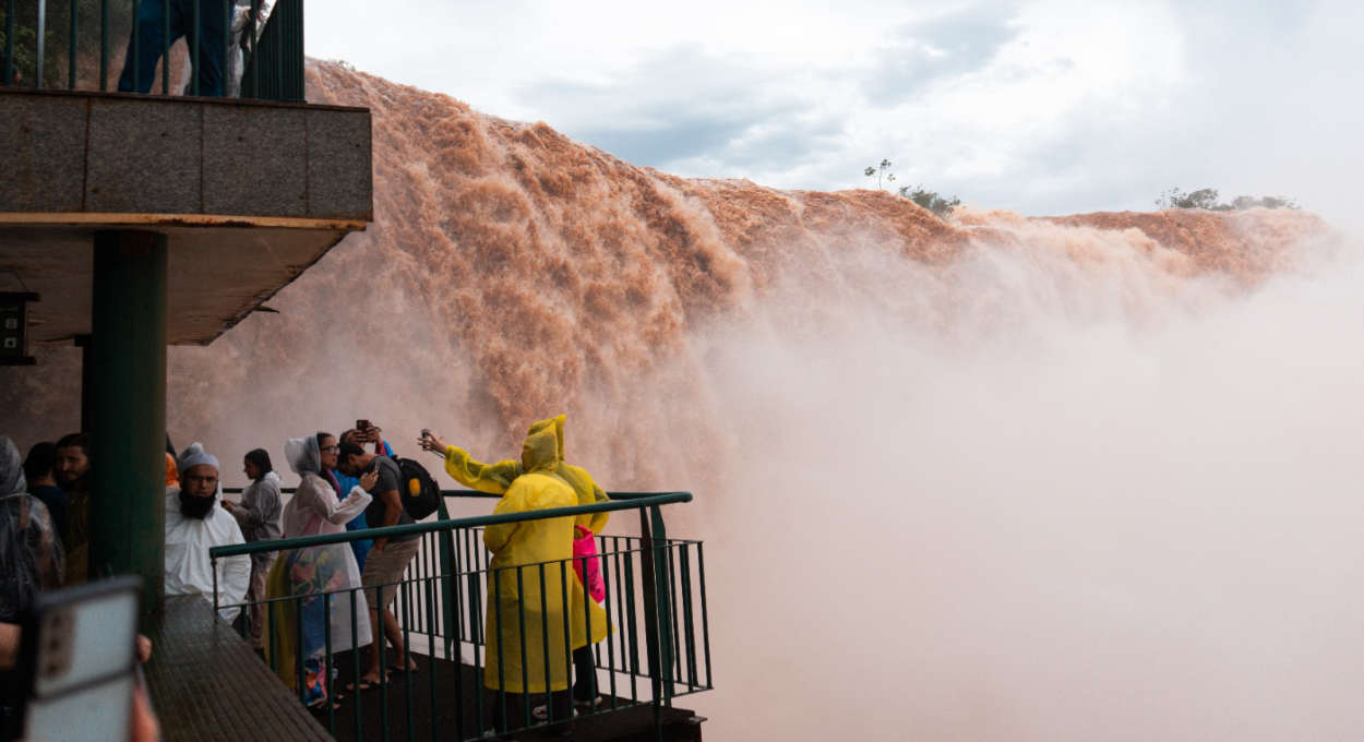 Com cheia do rio, Cataratas do Iguaçu oferece espetáculo raro aos visitantes
