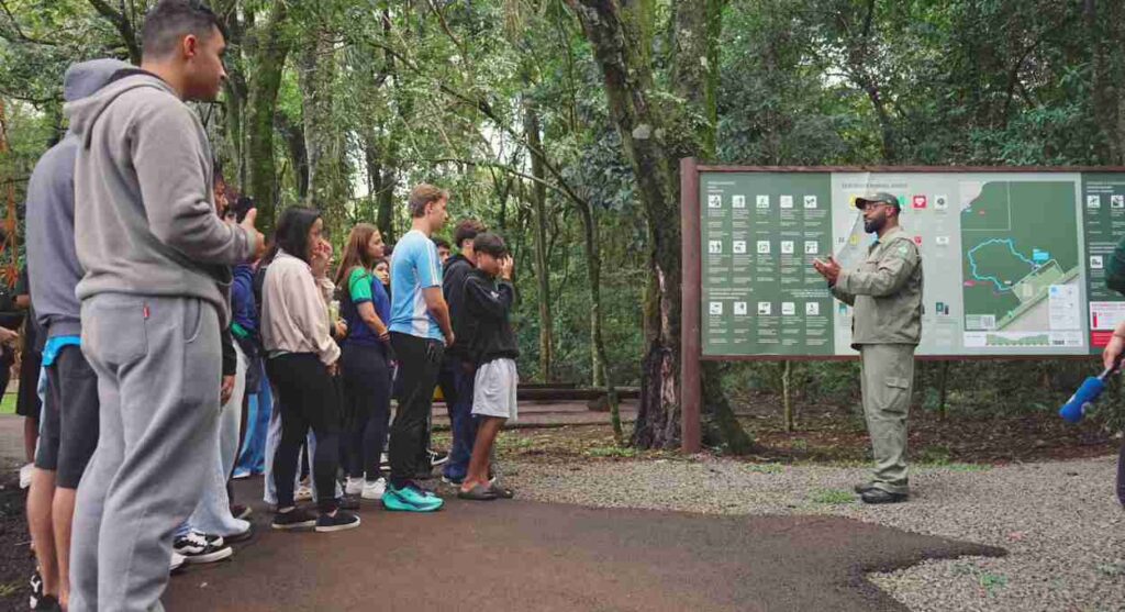 Estudantes conhecem o mapa das trilhas revitalizadas do Polo Rio Azul, que receberam nova sinalização. Foto: Urbia+Cataratas e Eagle Eye Company