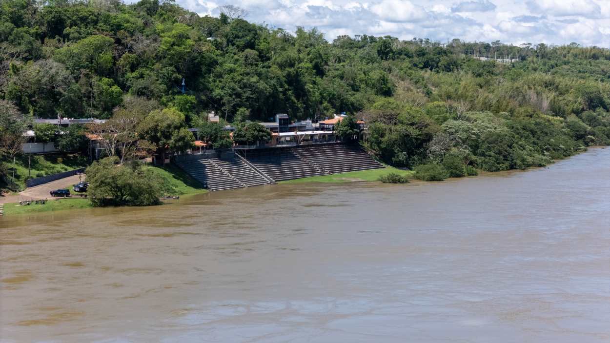 Rio Paraná sobe, e água já chega às escadarias do Iate Clube em Foz do Iguaçu