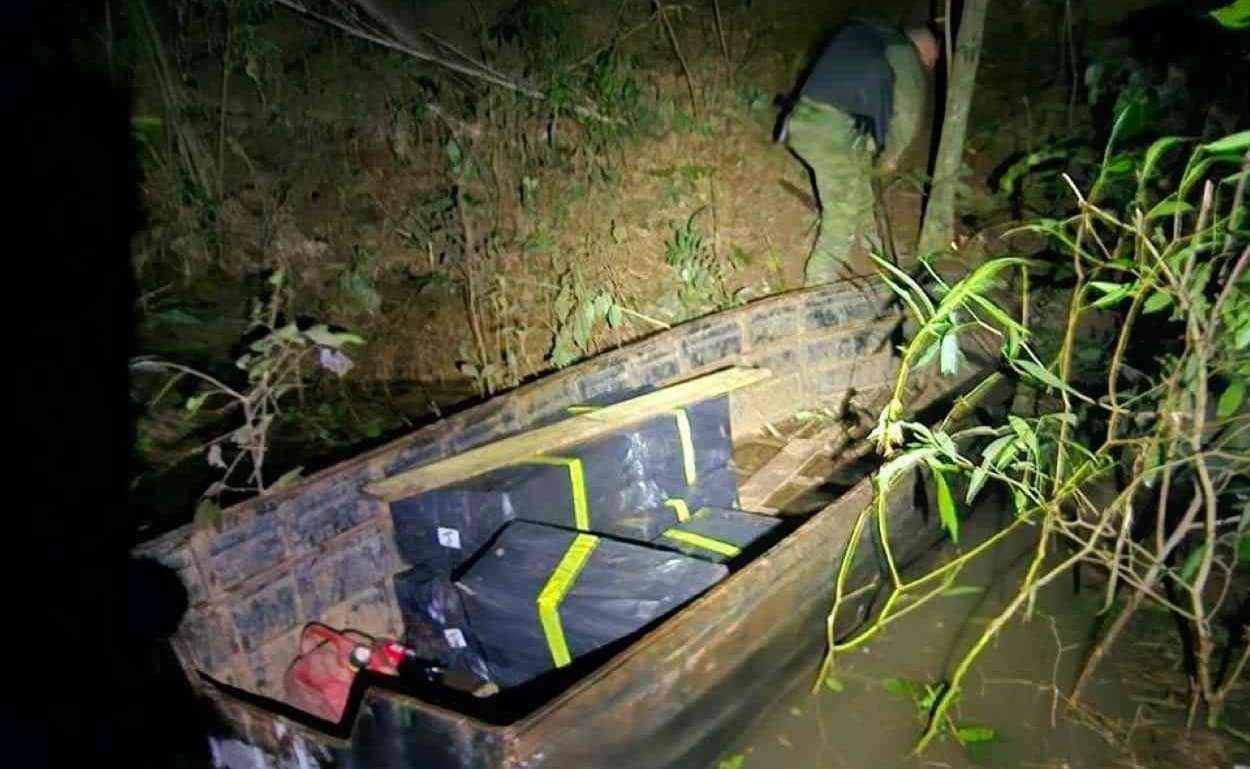 Barco com 3 mil maços de cigarros contrabandeados é apreendido na fronteira