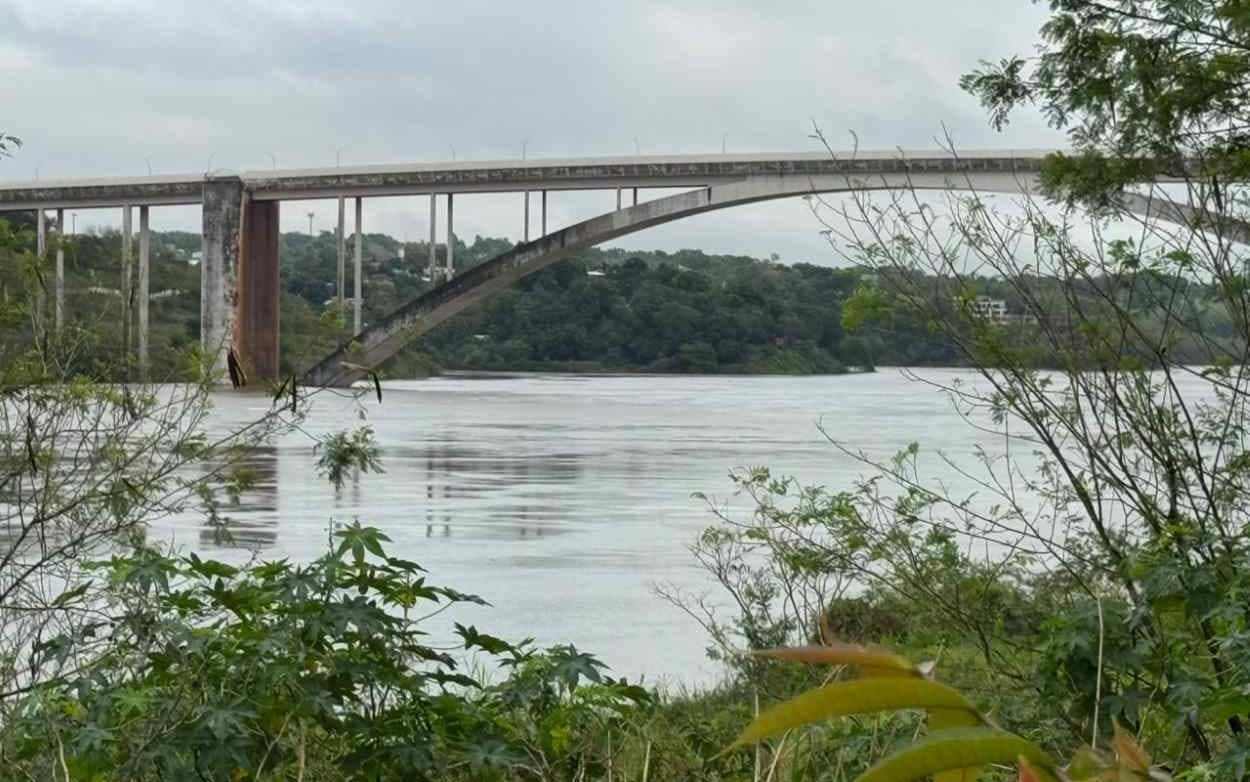 Cheia do Rio Paraná deixa moradores fora de casa e alaga clubes em Foz do Iguaçu
