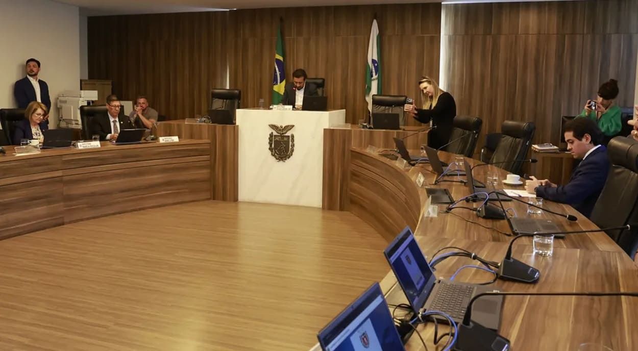 Pedido de vista adia votação de projeto sobre taxas de cartórios no Paraná