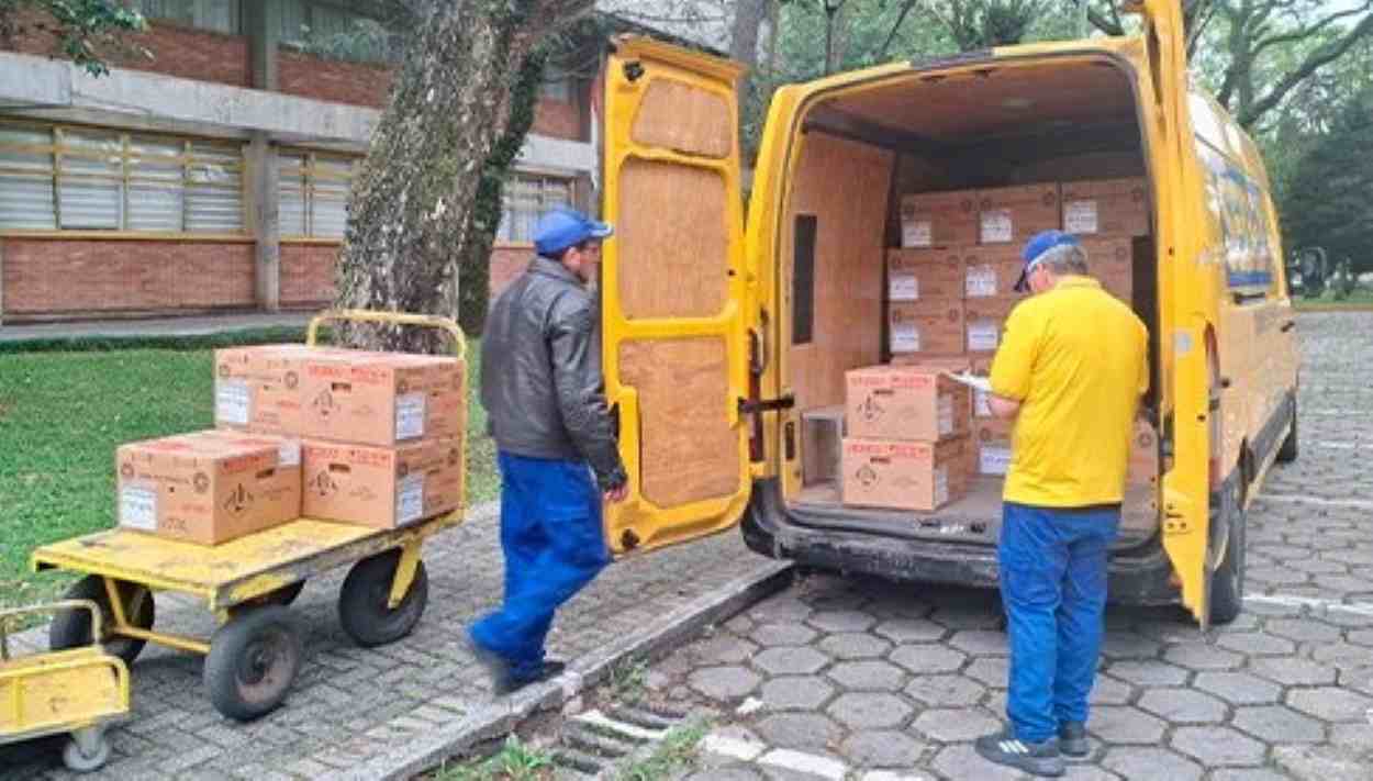 Operação da Justiça Eleitoral distribui urnas de votação no Paraná