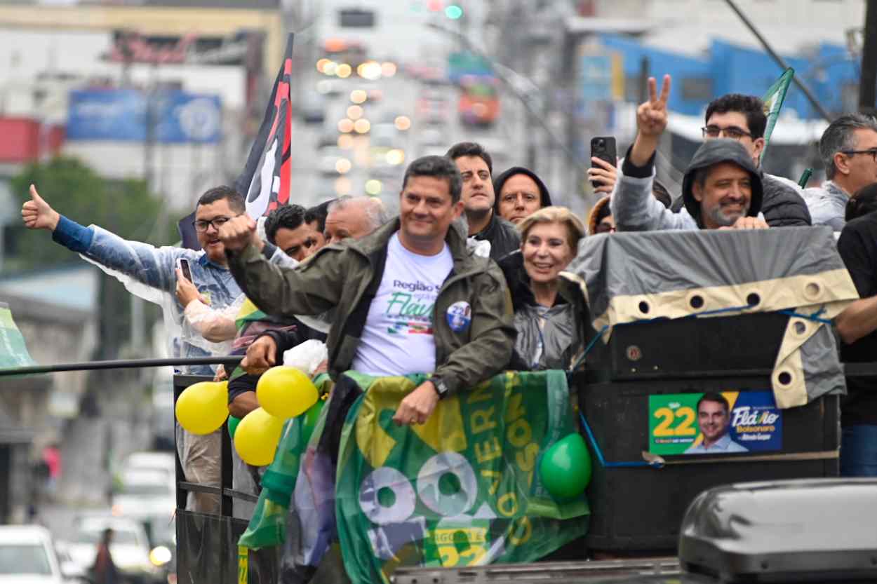 Moro em carreata reforça busca de voto para Flávio Bolsonaro