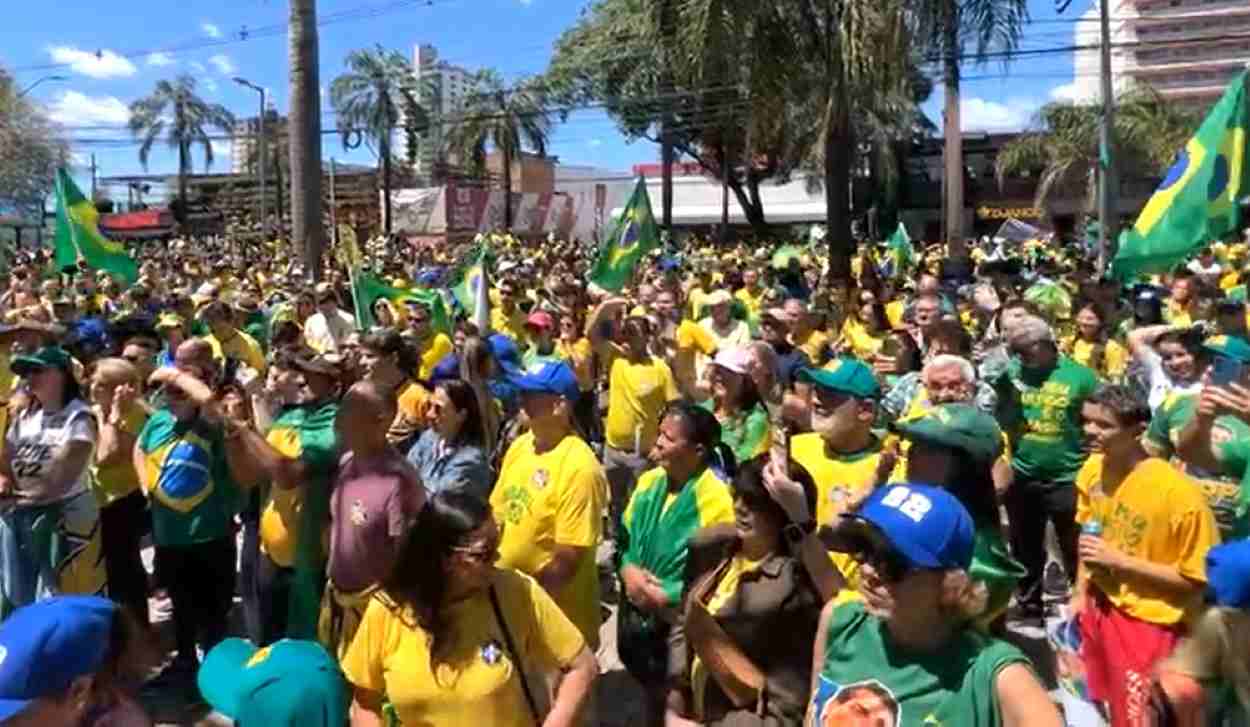 Mudança, endividamento e crítica ao STF: ato de apoio a Flávio Bolsonaro em Foz