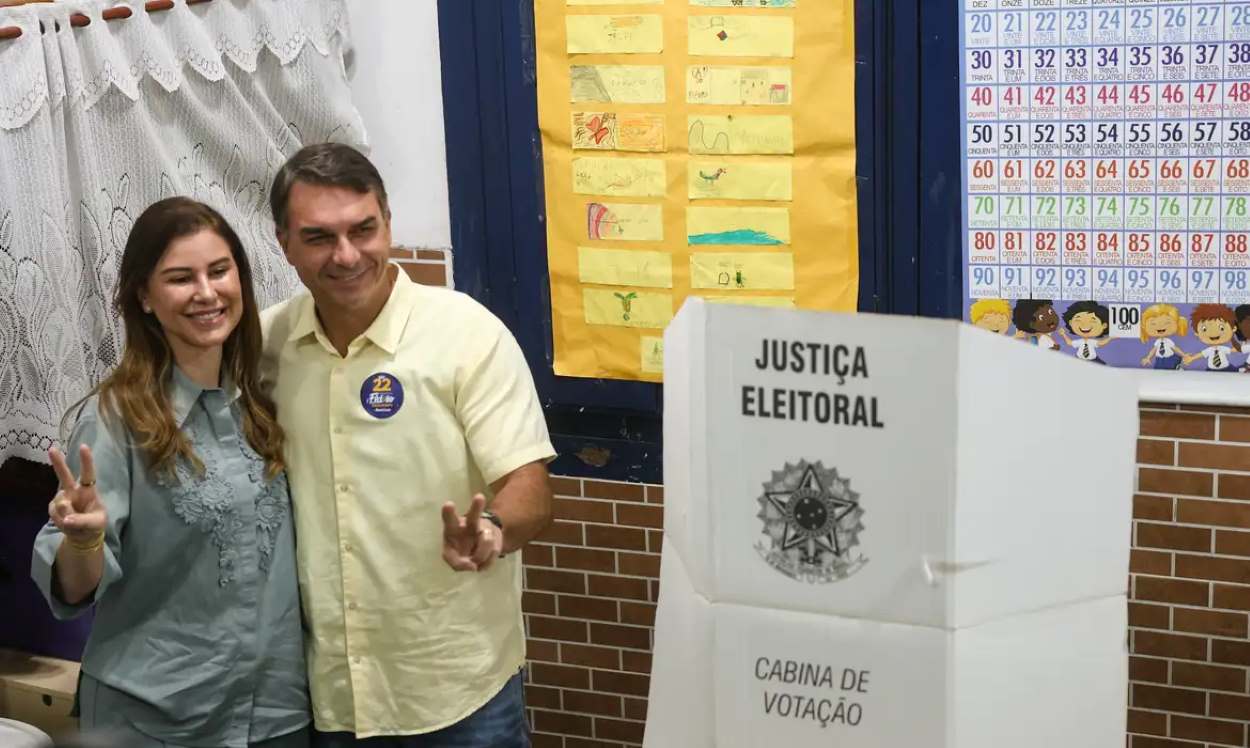 Flávio Bolsonaro, ao votar, afirma que representa a mudança