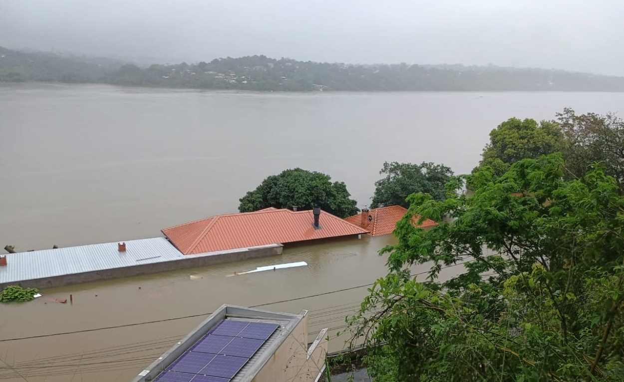 Clube em Foz fica tomado pela água com a cheia dos rios: veja as imagens