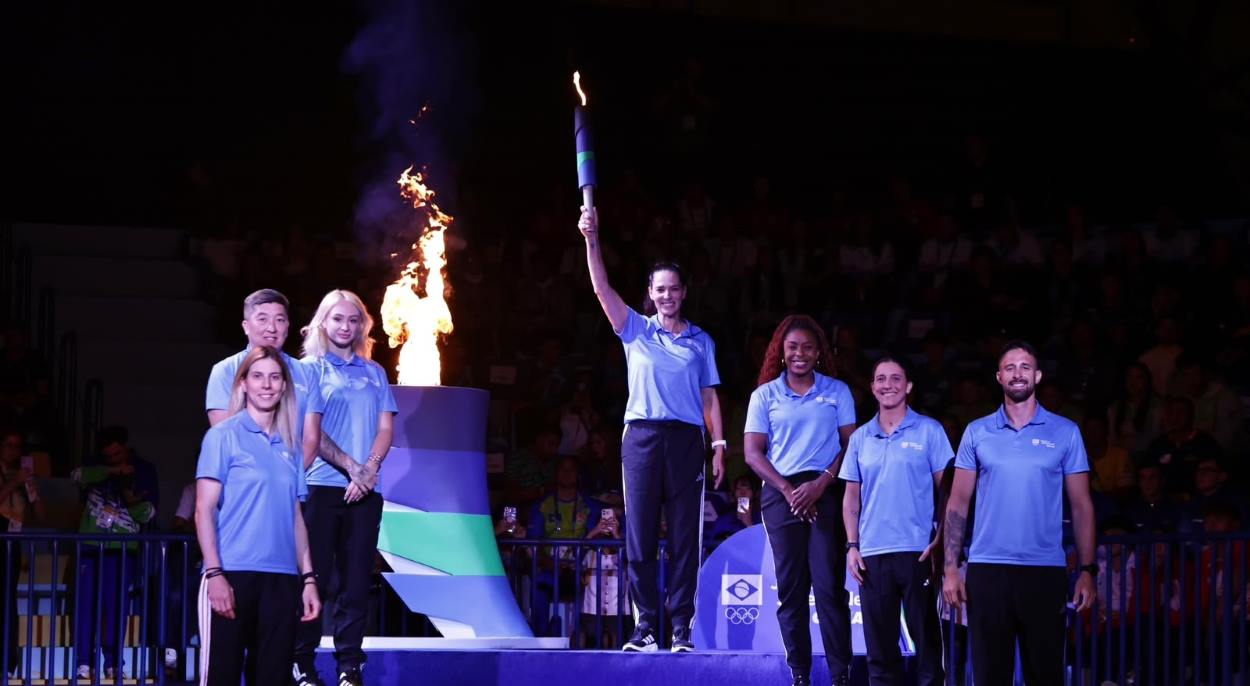 Foz abre Jogos da Juventude com pira acesa por medalhista olímpica