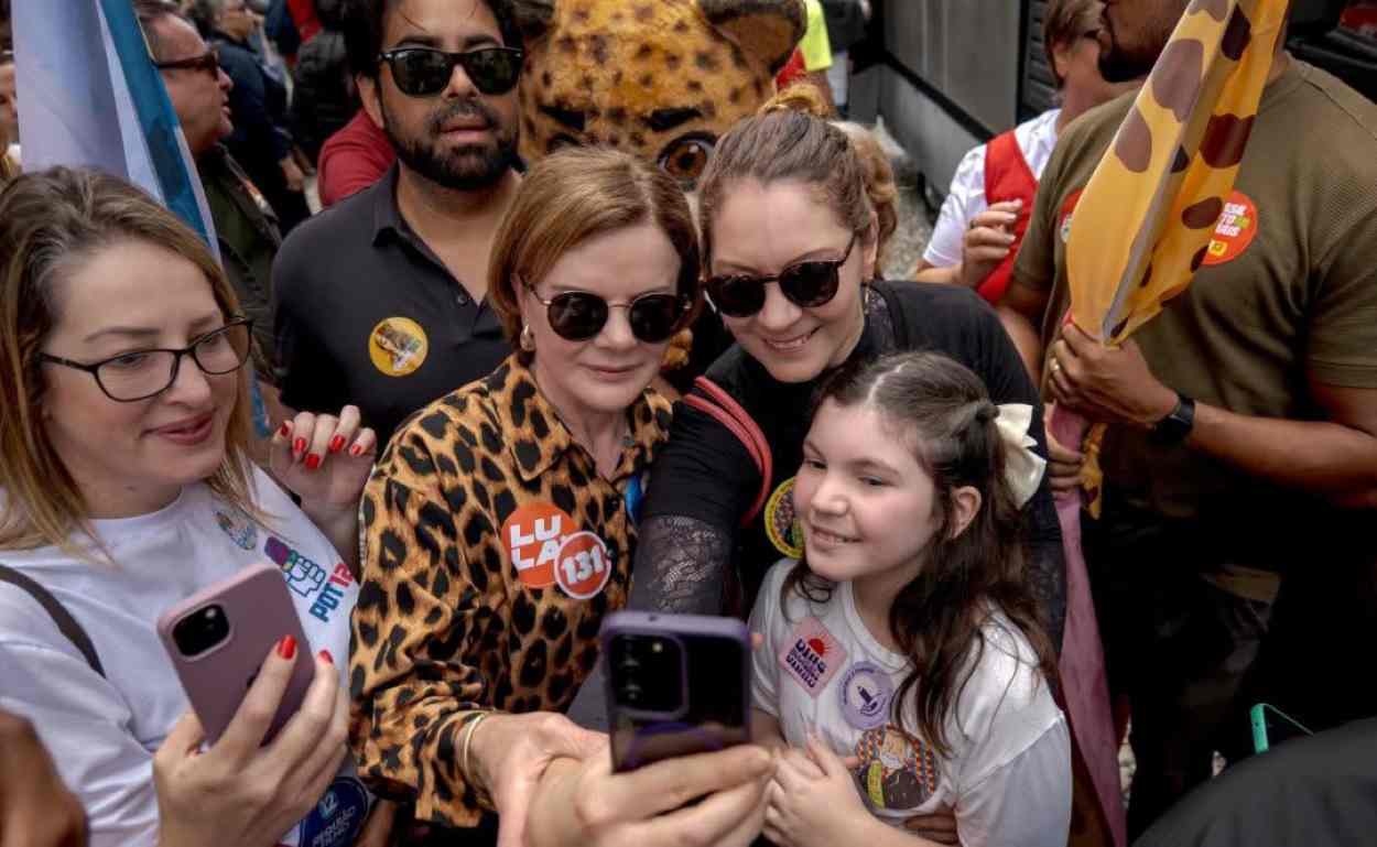 Gleisi encerra campanha e reforça pedido de voto às mulheres