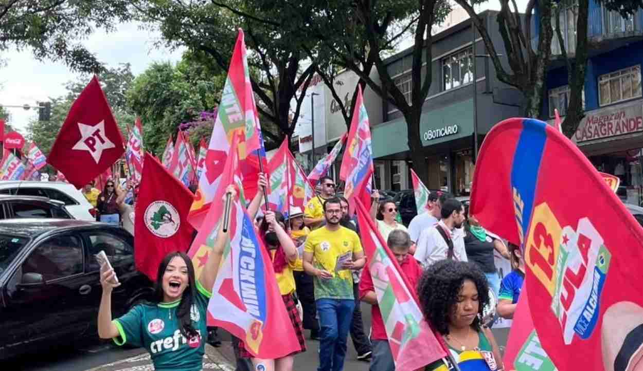 Educação, jornada 5 por 2 e democracia: ato pró-Lula em Foz