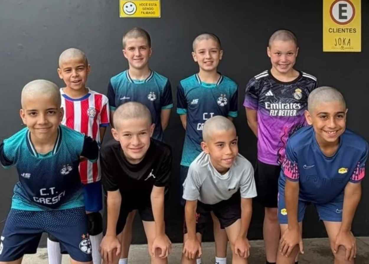 Amigos de futsal raspam a cabeça em apoio a menino com câncer em Foz
