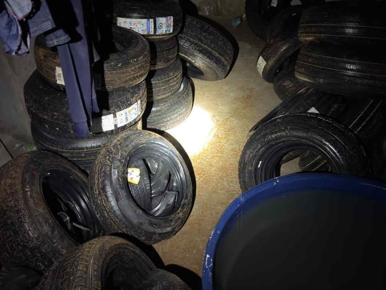 Polícia flagra entreposto clandestino de pneus do Paraguai em Foz