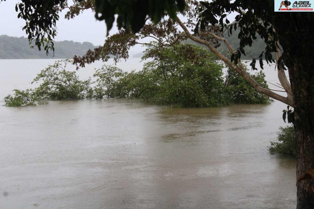 Rio Paraná sobe, ameaça imóveis em Foz do Iguaçu e deixa desabrigados no Paraguai